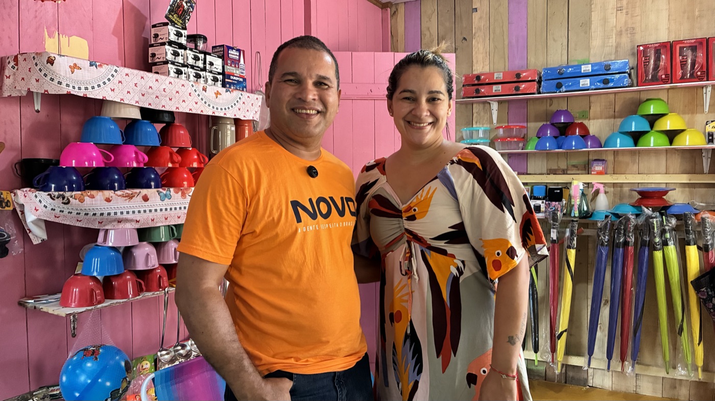 Agleison visitando uma comerciante em sua loja