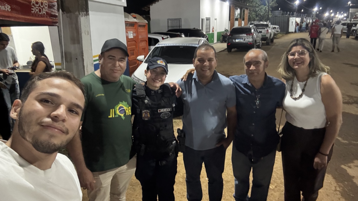 Agleison com moradores em uma rua do bairro