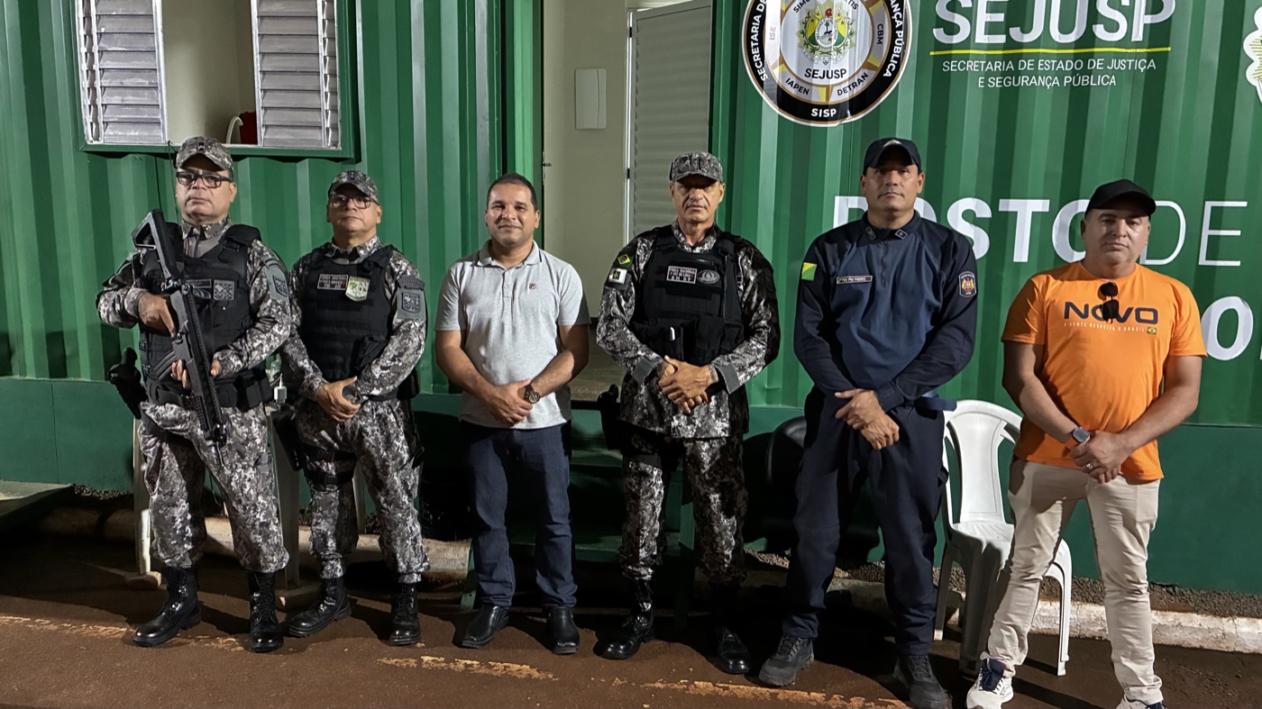 Agleison ao lado de policiais em um posto de segurança