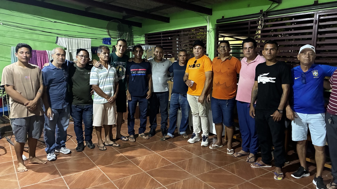 Agleison reunido com um grupo grande de moradores